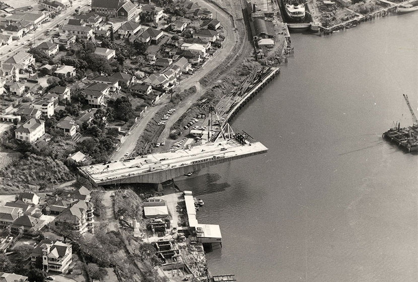 1970. Construction of the Captain CookBridge, Brisbane.