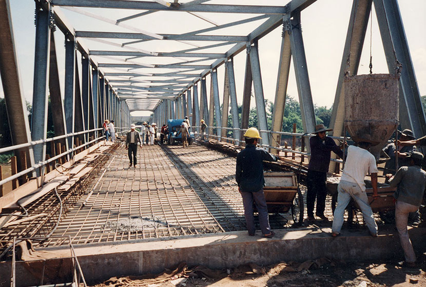 Laos. Construction of the Tha Ngon Bridge.
