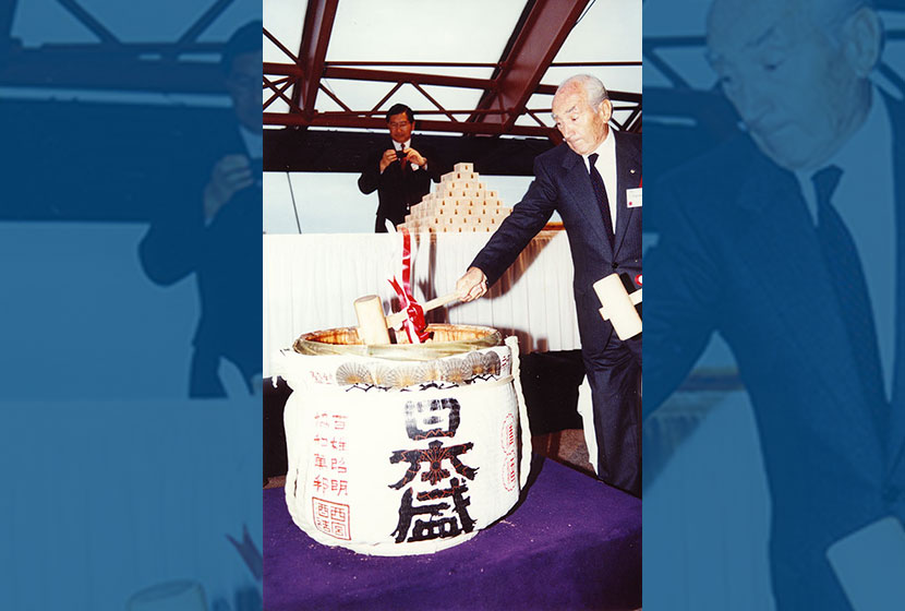 29 August 1992. Opening of the Sydney Harbour Tunnel. Franco breaks the traditional sake keg.